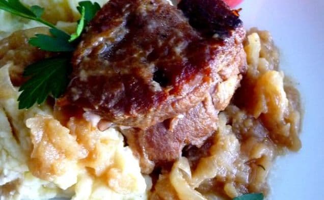 Ciderbräserad fläskbogg med karamelliserad lök och äppelconfit