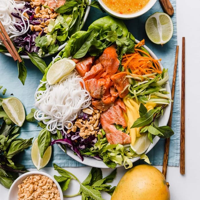 Sallad med nudelskål