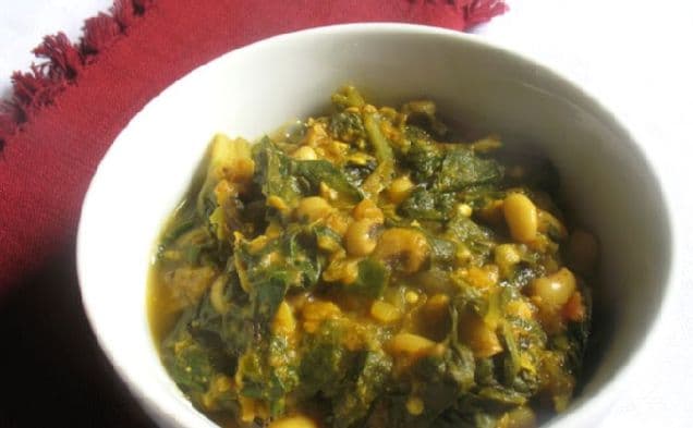 Kryddig curry på svartögda ärtor med mangold och rostad aubergine