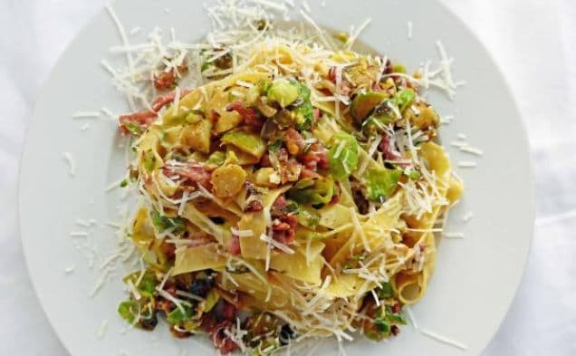 Carbonara med brysselkål och fettuccine