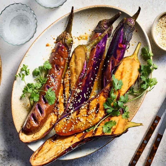 Grillade auberginer med sesamdressing