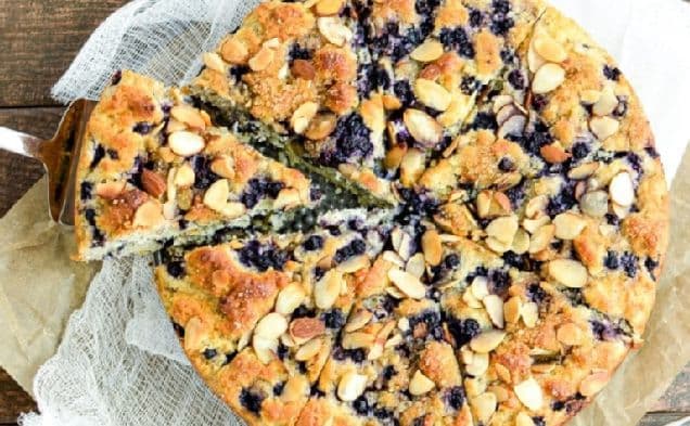 Glutenfri mandel- och blåbärskaffekaka