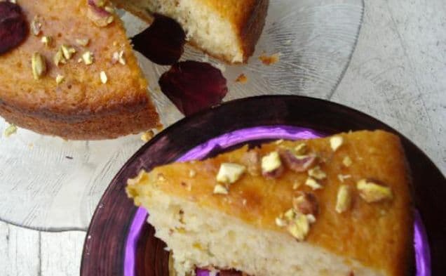 Tårta med citron, rosenvatten och pistagenötter