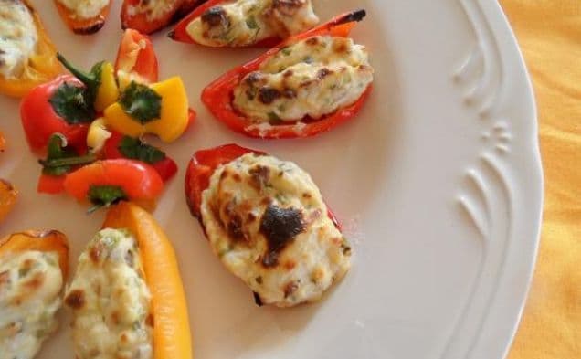 Förrätt med fyllda babybubbelpeppar med gräddost