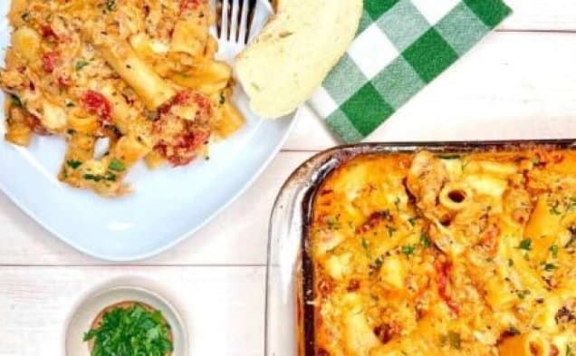 Ugnsbakad ziti med ricotta och italiensk korv