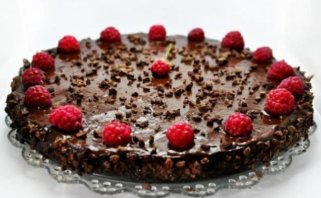 Rå vegansk choklad- och hallontårta