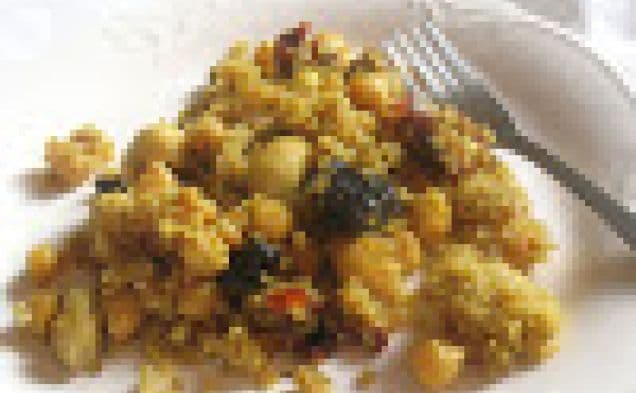 Sallad på quinoa och kikärtor med soltorkade tomater och torkade körsbär