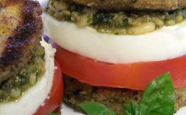 Aubergin caprese med pesto