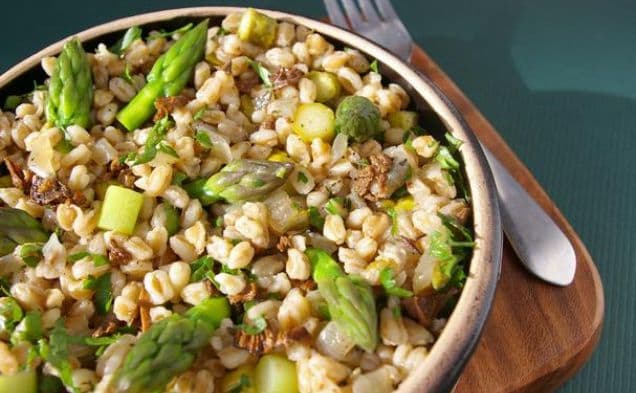 Farro med champinjoner och sparris