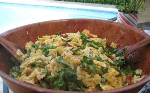 Italiensk pastasallad med ruccola