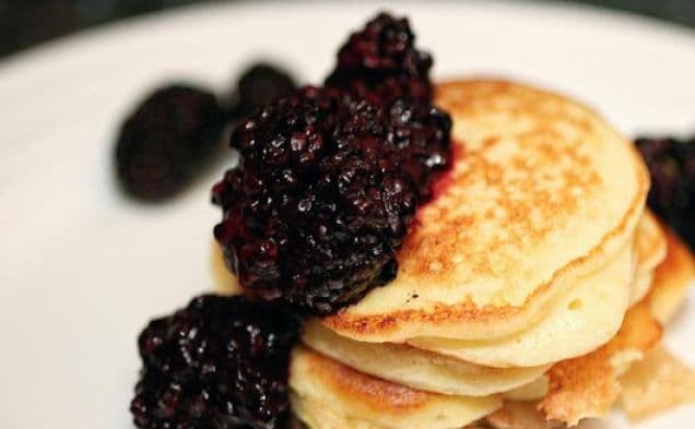 Ricottapannkakor med citron och björnbärskompott
