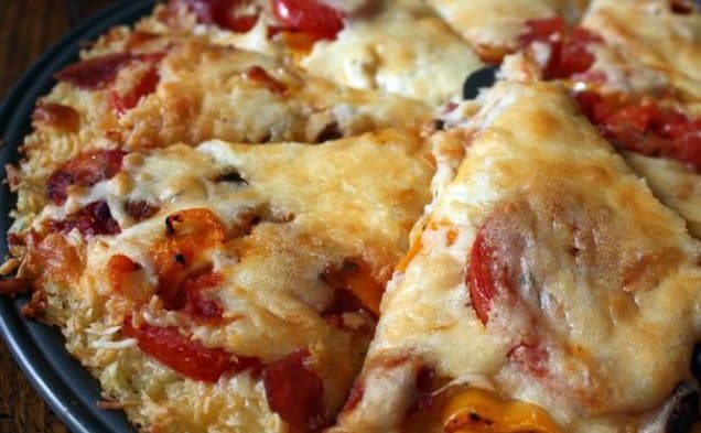 Tomat- och baconpizza med risbotten
