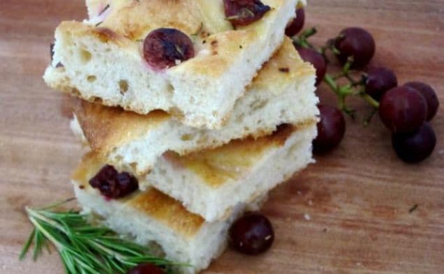 Focaccia med druvor och rosmarin