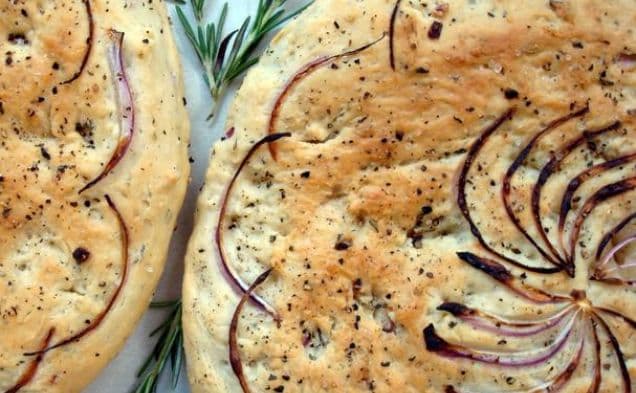 Focaccia med rosmarin och rödlök