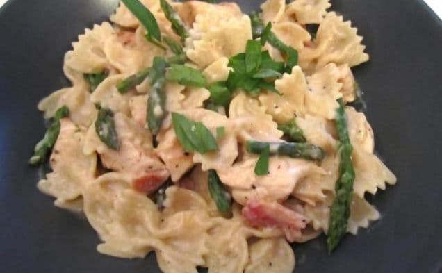 Kycklingfarfalle med magrare alfredosås