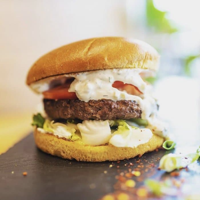 Burgare med lamm och tzatziki