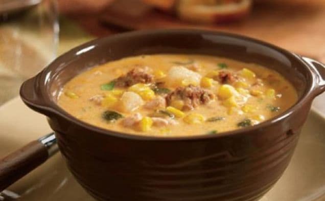 Slow cooker chowder med poblanochili, majs, kyckling och chorizo
