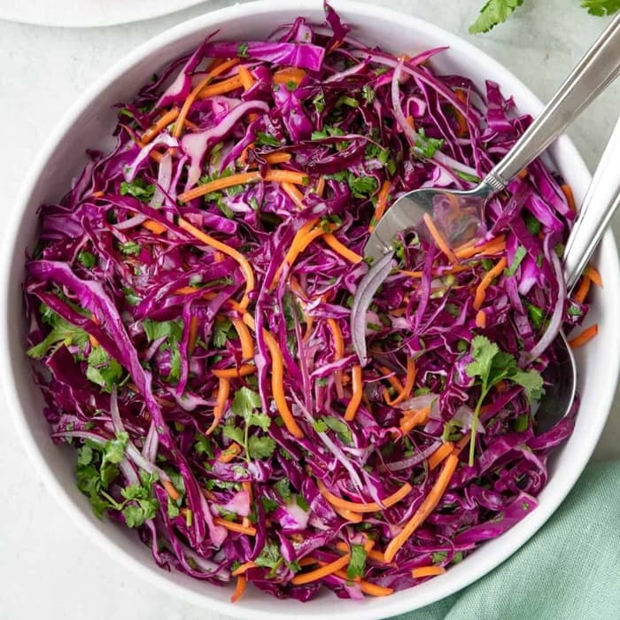 Syrlig sallad med morot, kål och lök