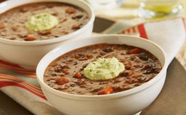 Chipotle svartbönssoppa med avokadokräm