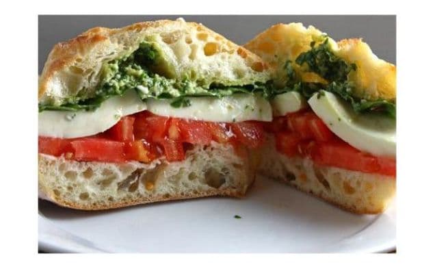 Caprese-smörgås med pesto