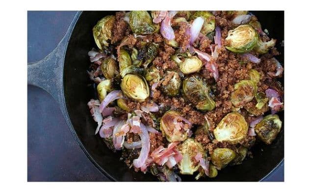 Rostad brysselkål med rödlök och pancetta