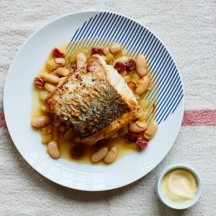 Stekt kummel, vita bönor och chorizobuljong