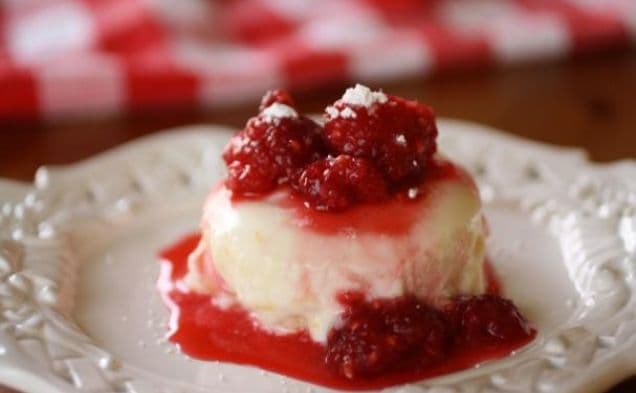 Panna cotta med hallon och apelsinsås
