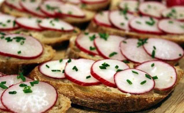 Skivad baguette med ansjovis- och gräslökssmör och rädisor