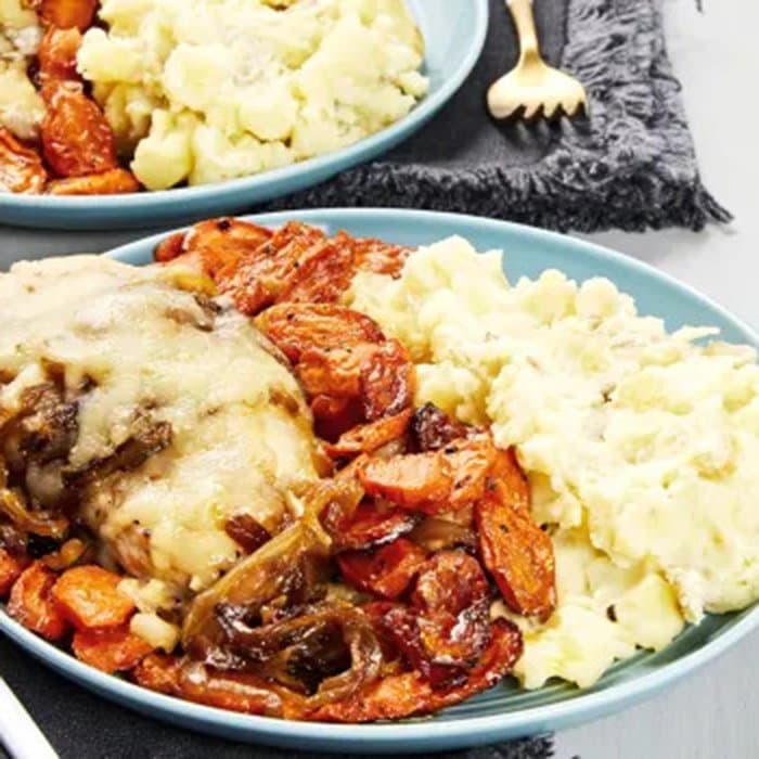 Fransk lökkyckling med rostade morötter och potatismos