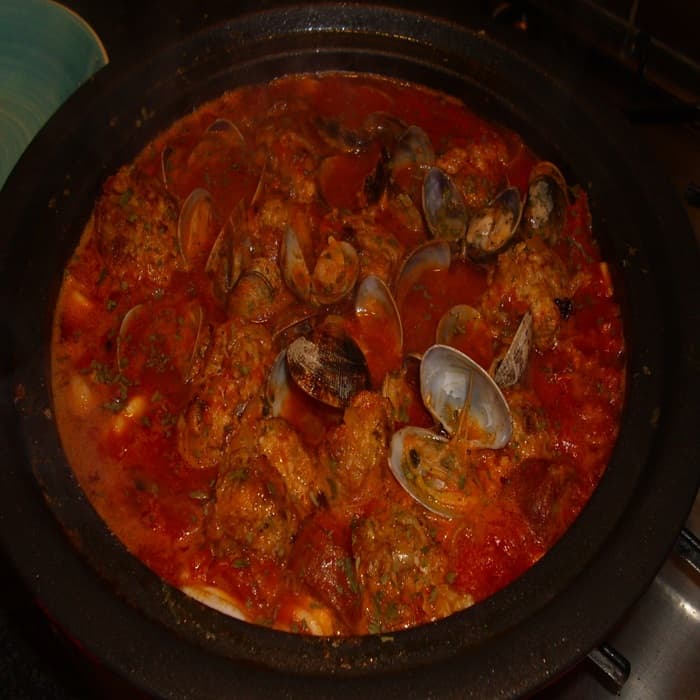 Spanska köttbullar med musslor, chorizo och bläckfisk