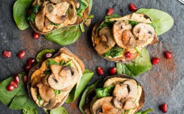 Crostini med svamp och hummus