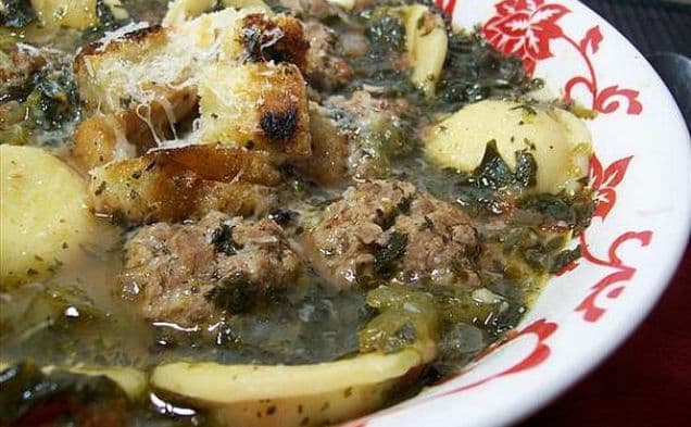 Soppa med minifärsbullar och ravioli, med vitlökscroutoner