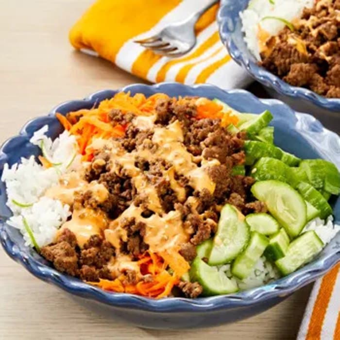 Biff Banh Mi Bowls med sriracha-majonnäs, morot och inlagd gurka