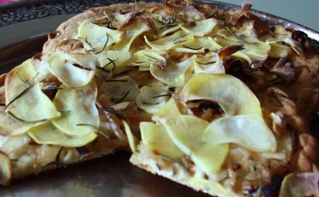 Flatbread med gyllene potatis och karamelliserad lök