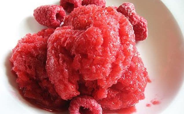Syrlig hallonsorbet med en hint av värme