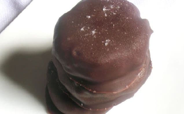 Rå jordnötssmörchokladbitar med 4 ingredienser