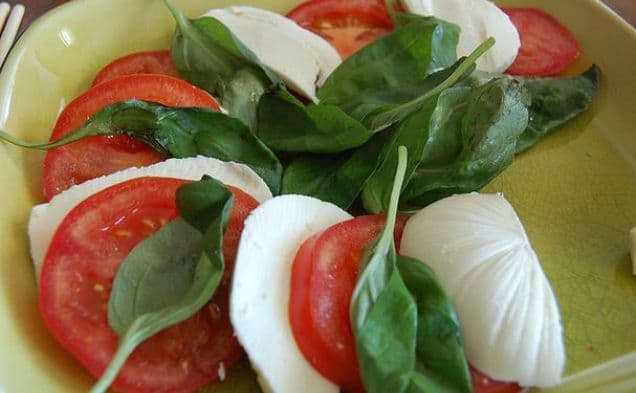 Enkel Caprese-sallad