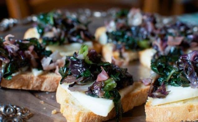 Salta crostini med radicchio och prosciutto, toppade med söt sirap