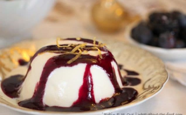 Panna cotta med ingefära och citron och sås på brynta bär