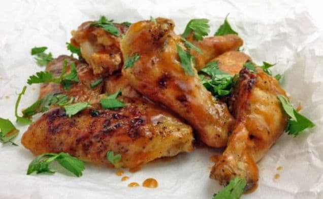 Bakade kycklingvingar med honung och sriracha