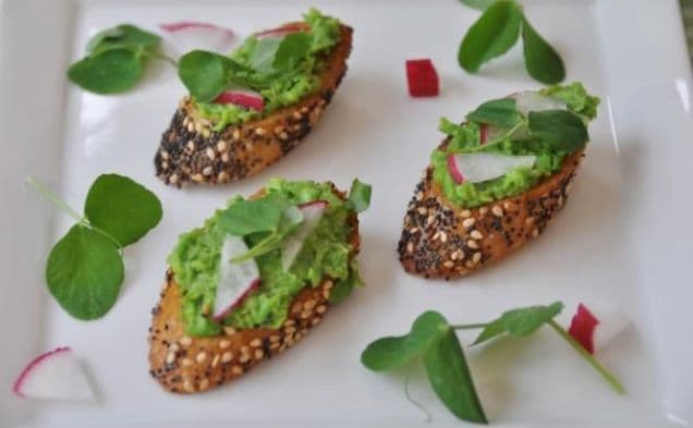 Bruschetta med ärt- och mintpesto