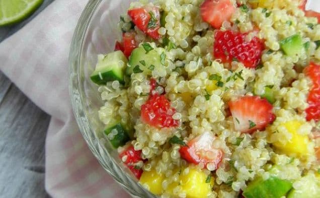 Jordgubb-Mango Quinoa-sallad