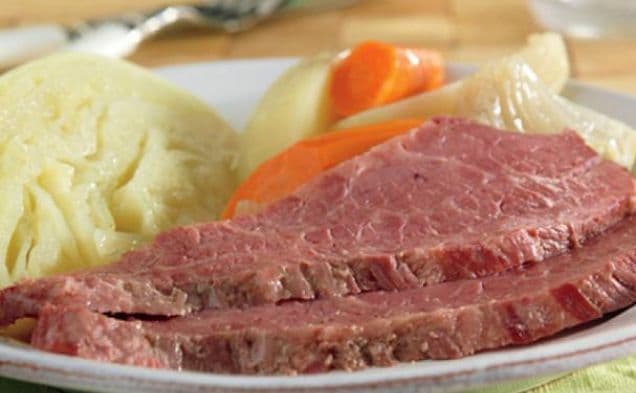 Långsamkokt saltat nötkött och kål