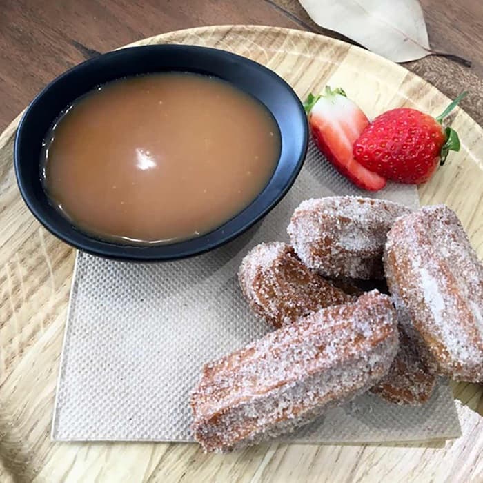 Chokladchurros med choklad- och saltkaramellsås