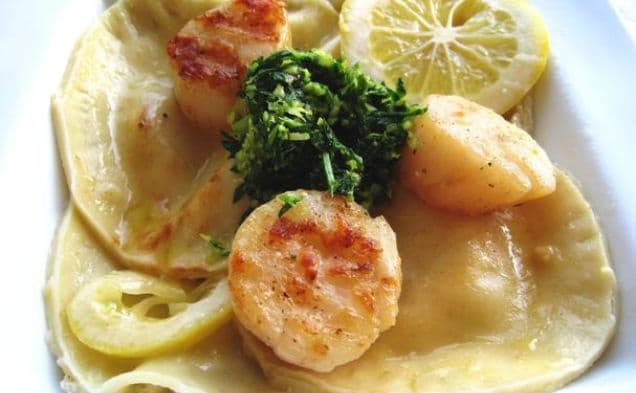 Krabbravioli med pilgrimsmusslor och gremolata