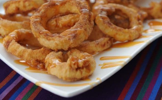 Dessert Äppelringar med kanelkrämsirap
