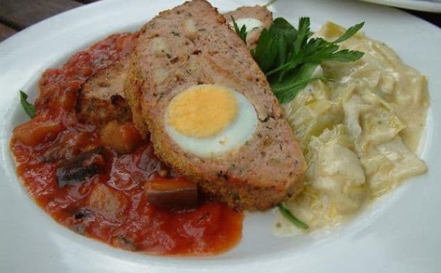 Italiensk köttfärslimpa med hårdkokta ägg