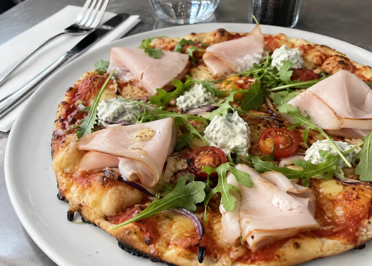 Tortillapizza med kalkon och vitlökssås