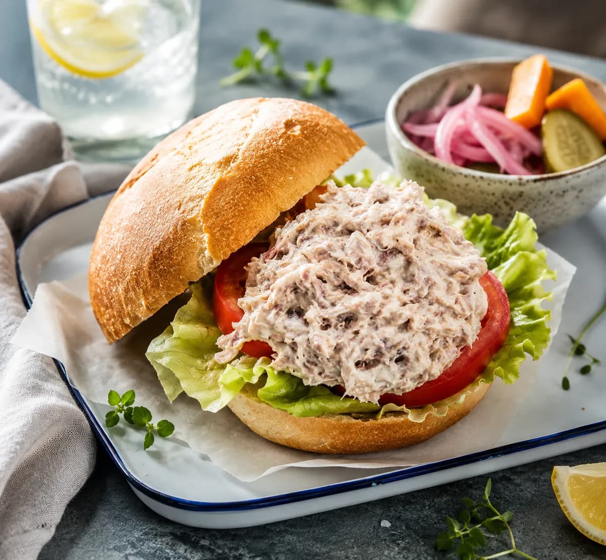 Tonfiskburgare med grönsaksstavar